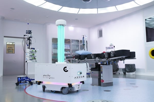 El Hospital Clínic de Barcelona prueba un robot autónomo que desinfecta al 100% las habitaciones