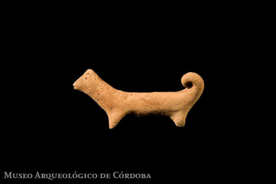 miniatura de un perro en piedra