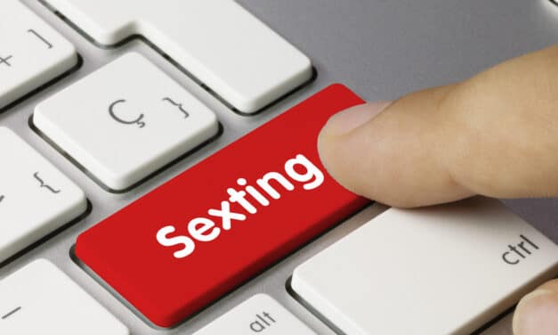 ¿Se fingen orgasmos durante el sexting?