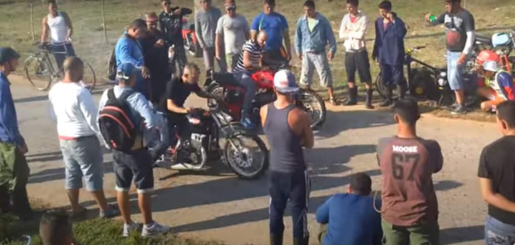 VÍDEO. Carreras clandestinas de motos eléctricas trucadas en Cuba