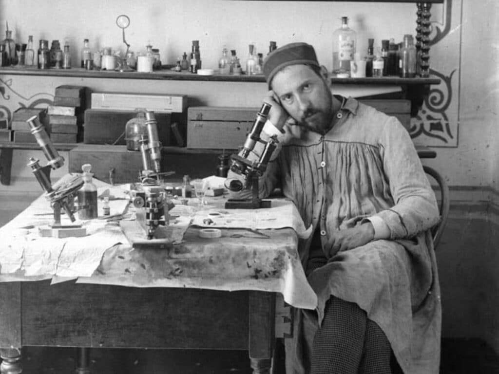 Ramón y Cajal junto a un microscoio en su laboratorio