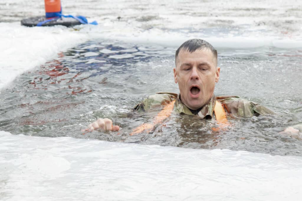 Militar en baño de hielo