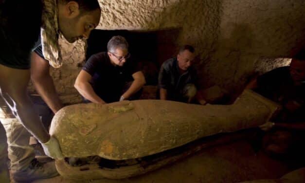 Encontrados en Egipto trece sarcófagos sellados de 2.500 años de antigüedad