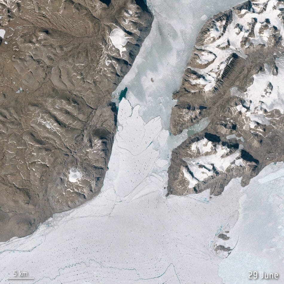 Las imágenes que muestran cómo se rompe la plataforma de hielo más grande del Ártico