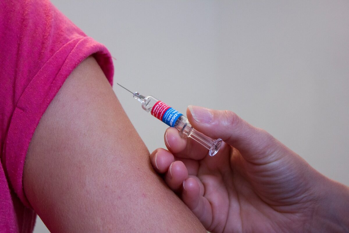 La vacuna de Oxford, en pausa temporalmente por efectos secundarios
