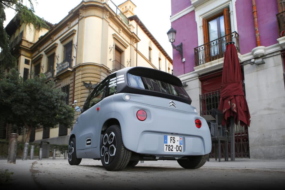 El Ami, el mini vehículo eléctrico de Citroën, circula por Madrid
