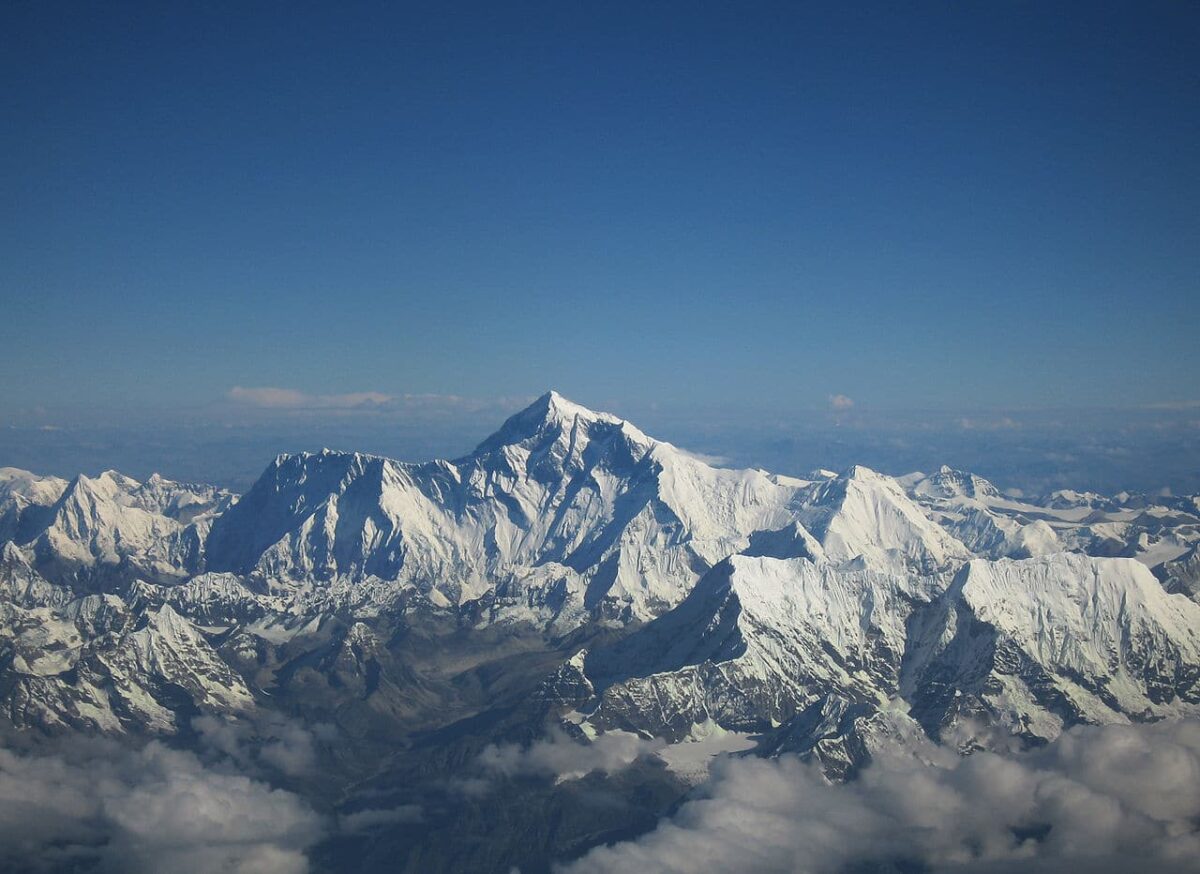 El Everest mide 8.848,86m desde hoy