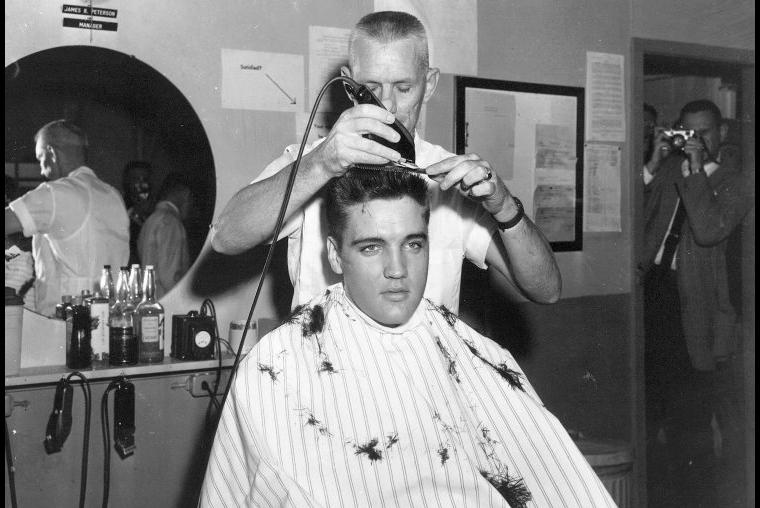 Elvis Presley en el barbero cortándose el pelo