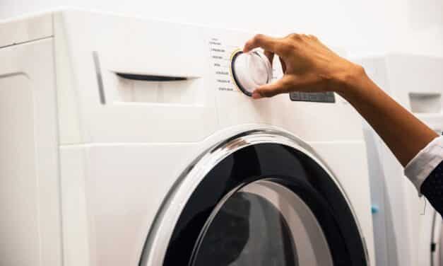 Lavar la ropa en la lavadora contamina: 176.500 toneladas de microfibras al año