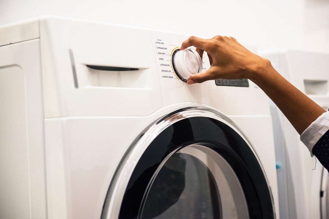 Lavar la ropa en la lavadora contamina: 176.500 toneladas de microfibras al año