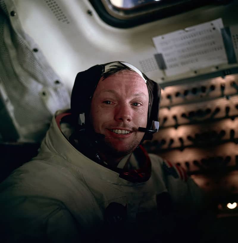 Neil Armstrong con la "gorra de Snoopy"