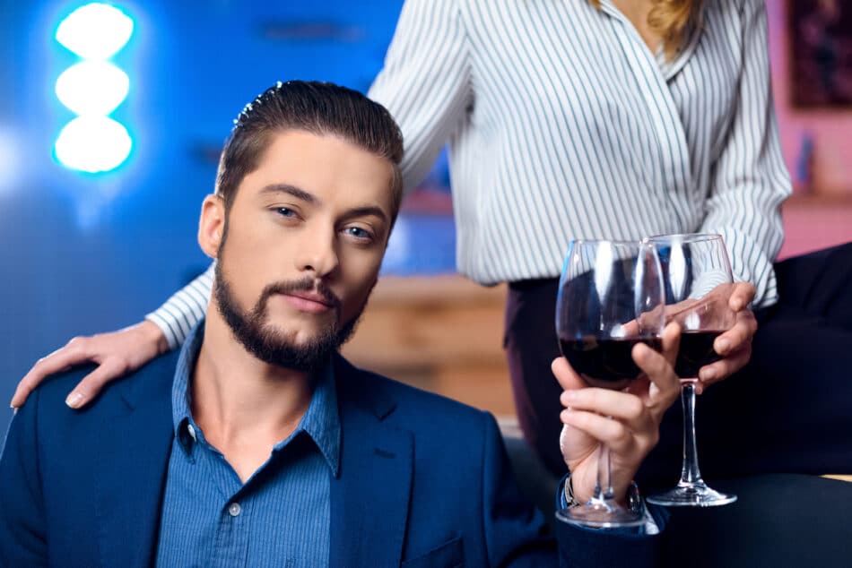 Los narcisistas beben más vino para aumentar su atractivo, aunque no les guste