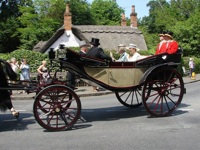 Familia real británica en carruaje y con chistera
