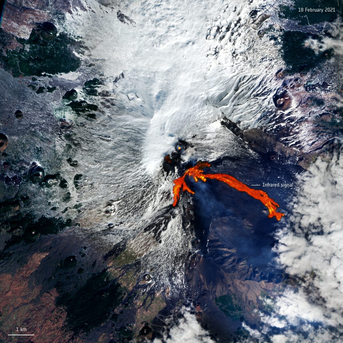 La erupción del volcán Etna vista desde el espacio y con cámaras térmicas