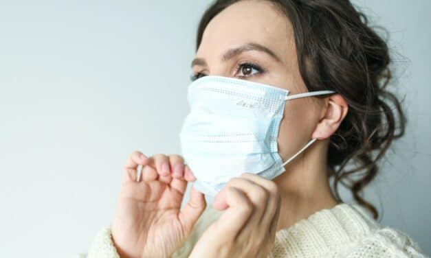 La humedad dentro de la mascarilla nos protege contra el coronavirus