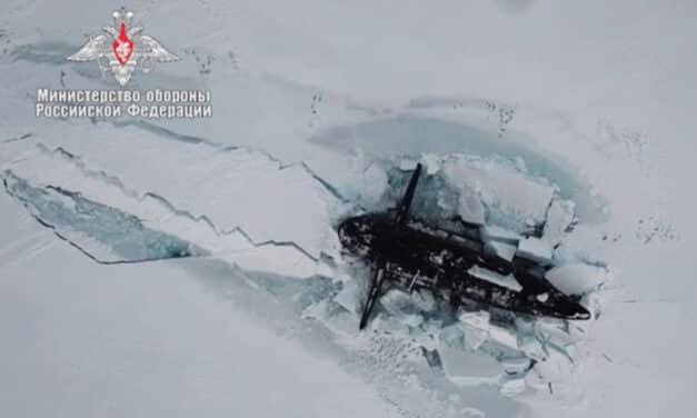 Submarinos nucleares rusos perforan el hielo del Ártico