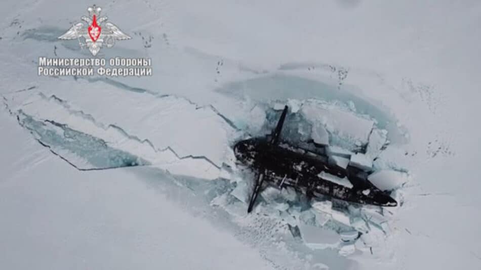Submarinos nucleares rusos perforan el hielo del Ártico