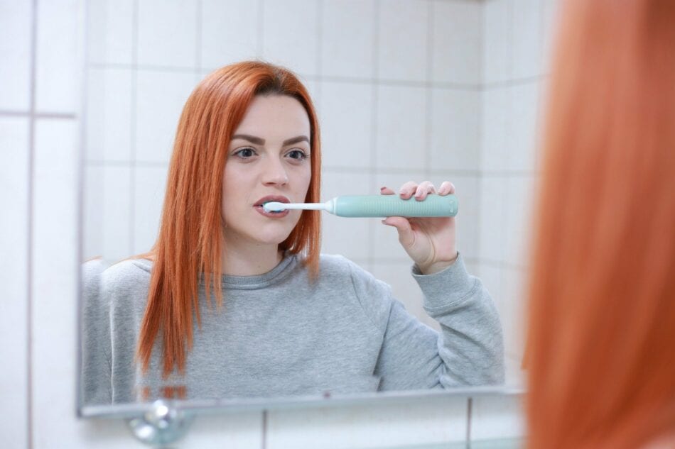 Cepillarse y enjuagarse los dientes para reducir la gravedad de la COVID-19