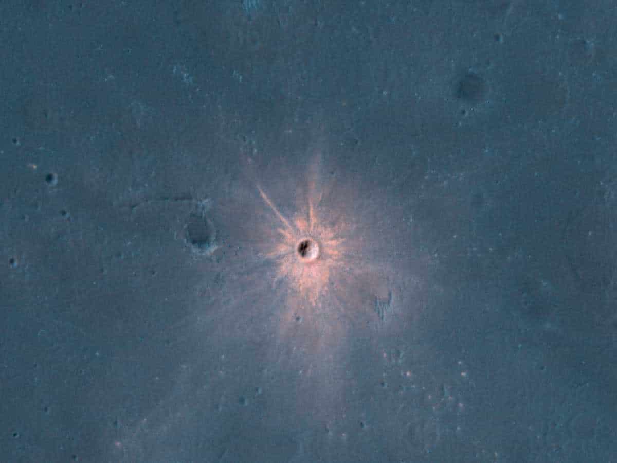 Un cráter brillante en Marte fotografiado por la NASA