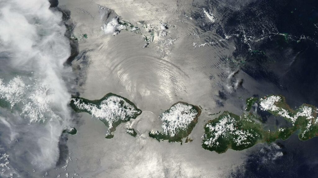 Foto satélite de ondas internas del océano en Indonesia