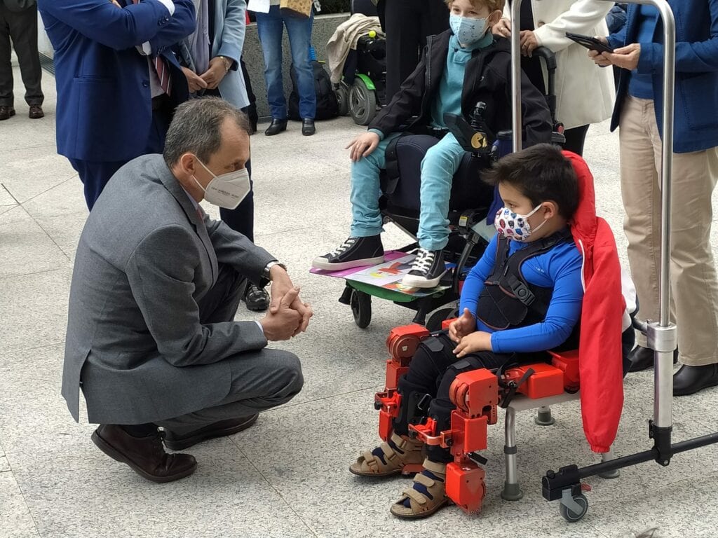 El Ministro Pedro Duque con, Víctor, de 6 años, en la prueba el primer exoesqueleto pediátrico del mundo