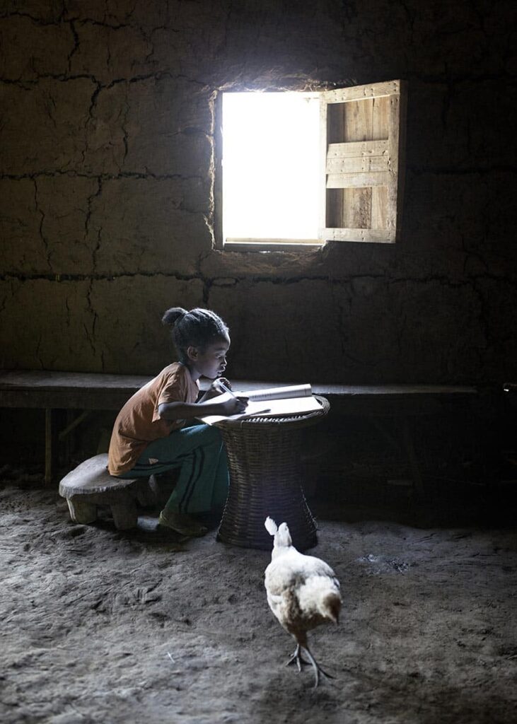 niña estudiando en ghana