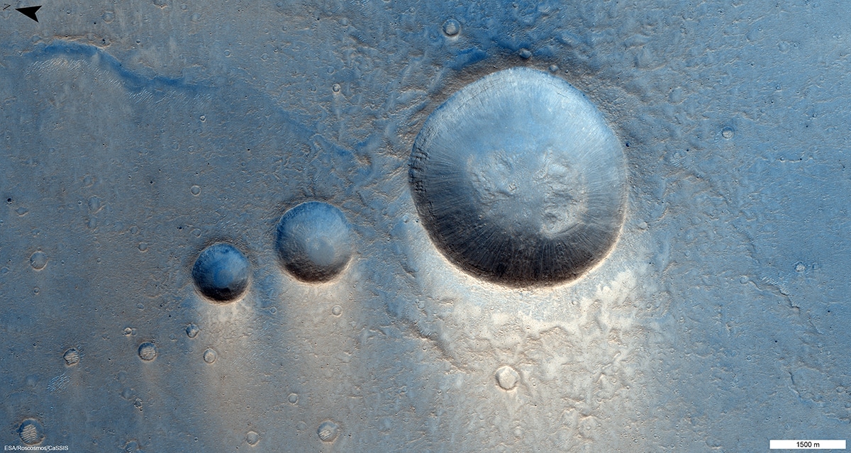 El trío de cráteres azules de Marte