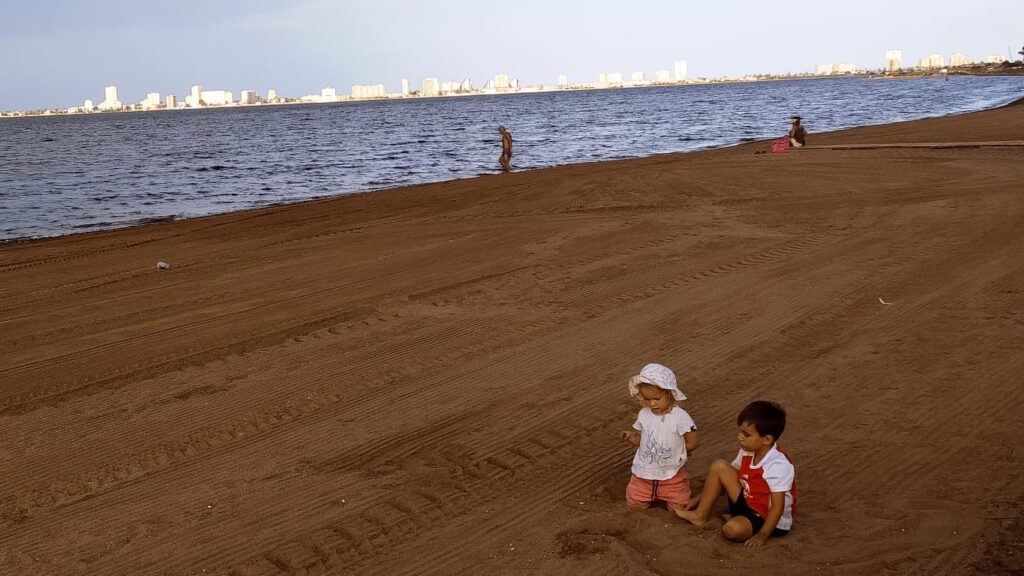 Niños jugando en la playa del Mar Menor