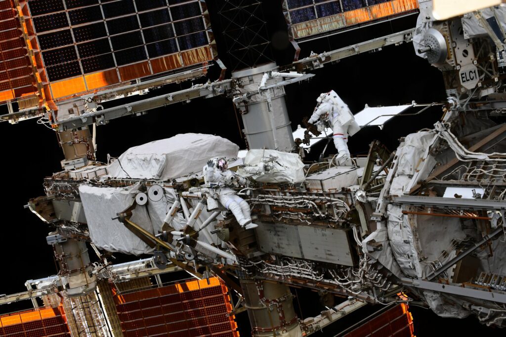 Astronautas trabajando en la Estación Espacial Internacional.