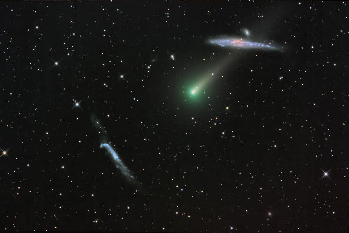 El cometa Leonard atrapado entre dos galaxias
