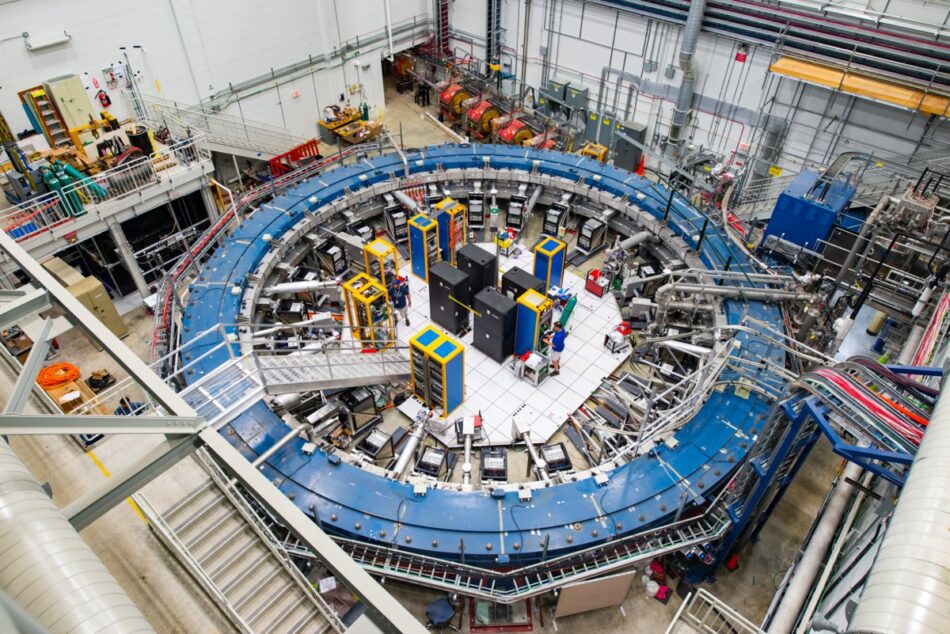 El anillo Muon g-2 de Fermilab estudia la precesión (o oscilación) de los muones a medida que viajan a través del campo magnético