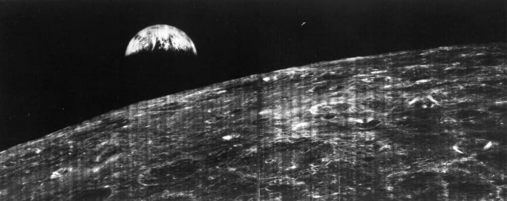 La primera foto de la Tierra vista desde la Luna fue transmitida el 23 de agosto de 1966 desde el Lunar Orbiter I a la estación espacial de Robledo de Chavela, en España. 