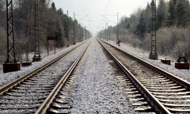 ¿Por qué no vemos las vías del tren en paralelo?