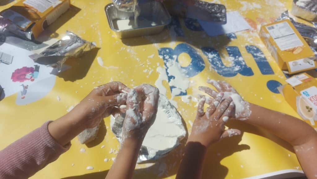 Las manos de los niños jugando con la mezcla de harina de maiz y agua, un fluido no newstoniano. @mednight