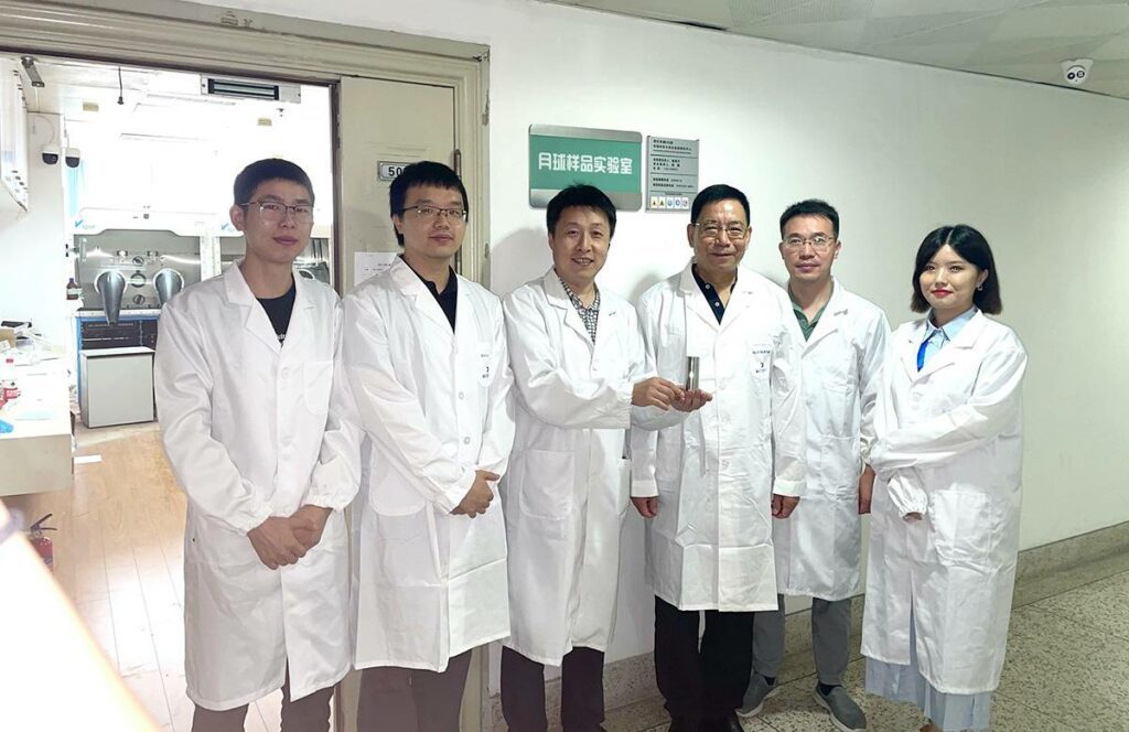 Equipo de investigación de la Universidad de Nanjing con la muestra de suelo lunar./ Yingfang Yao