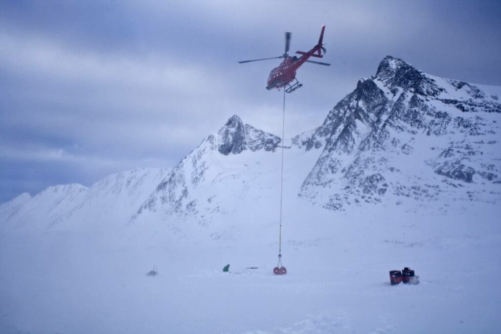 Helicóptero sobre el hielo de Groenlandia