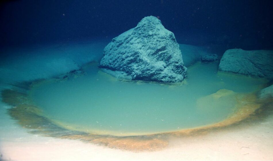 Una extraña piscina de salmuera submarina que tiene la clave de la vida en la Tierra