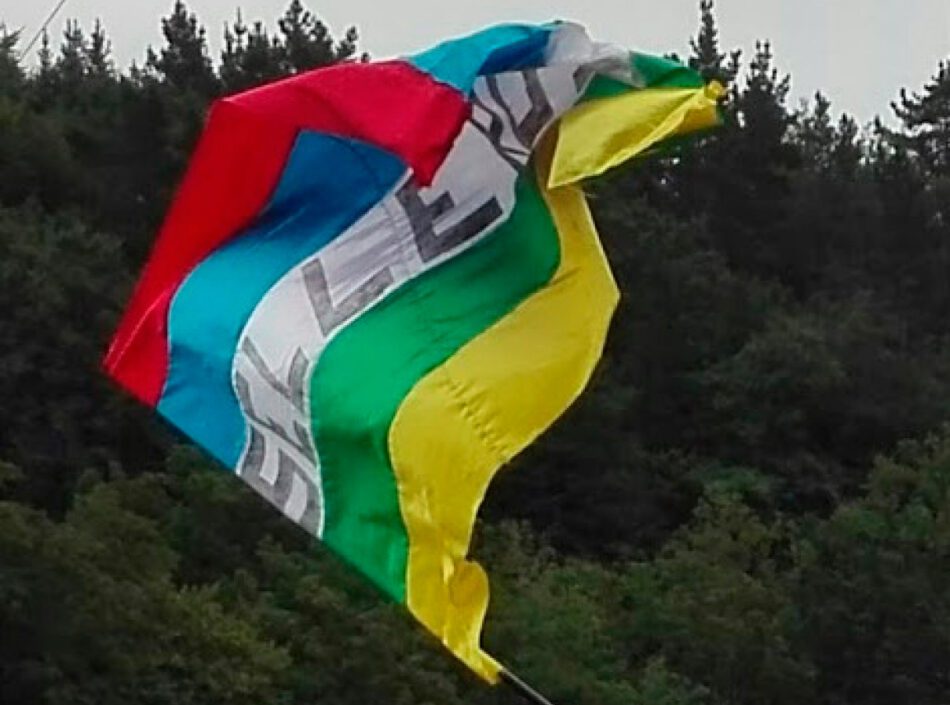 La bandera arco iris que abrazaron los piragüistas
