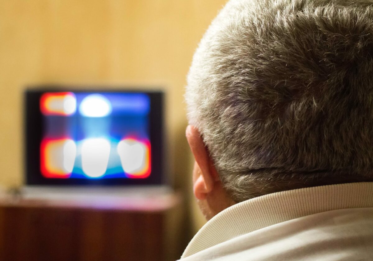 Ver la televisión sentados aumenta el riesgo de demencia, pero leer no