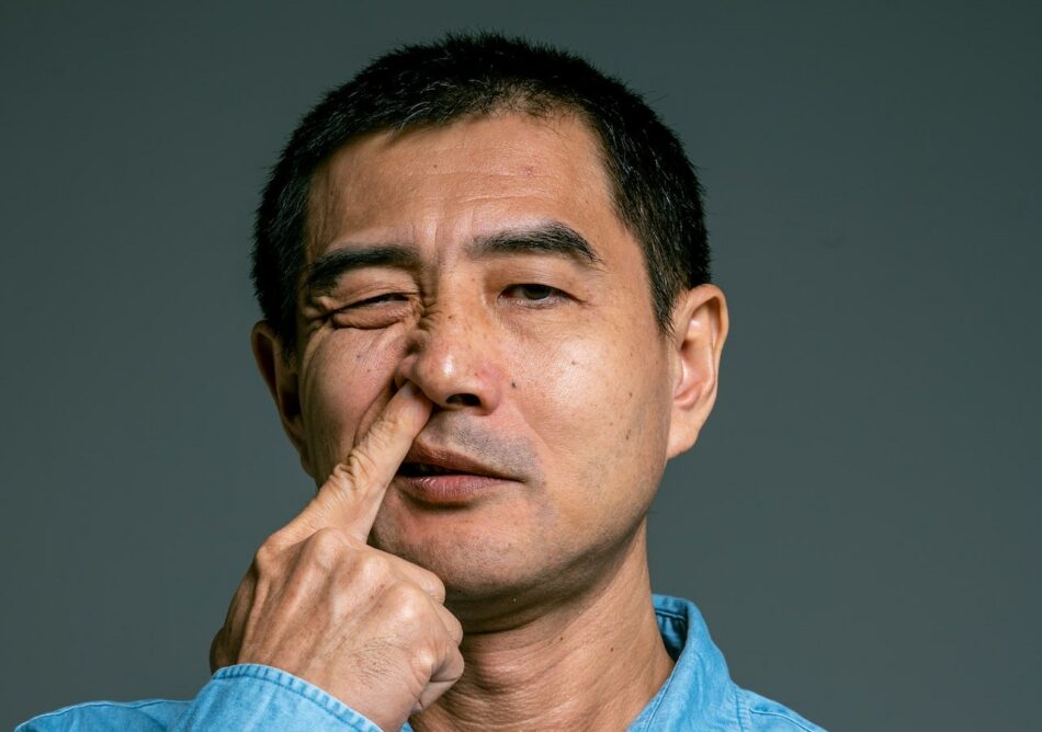 Hurgarse la nariz podría aumentar el riesgo de Alzheimer