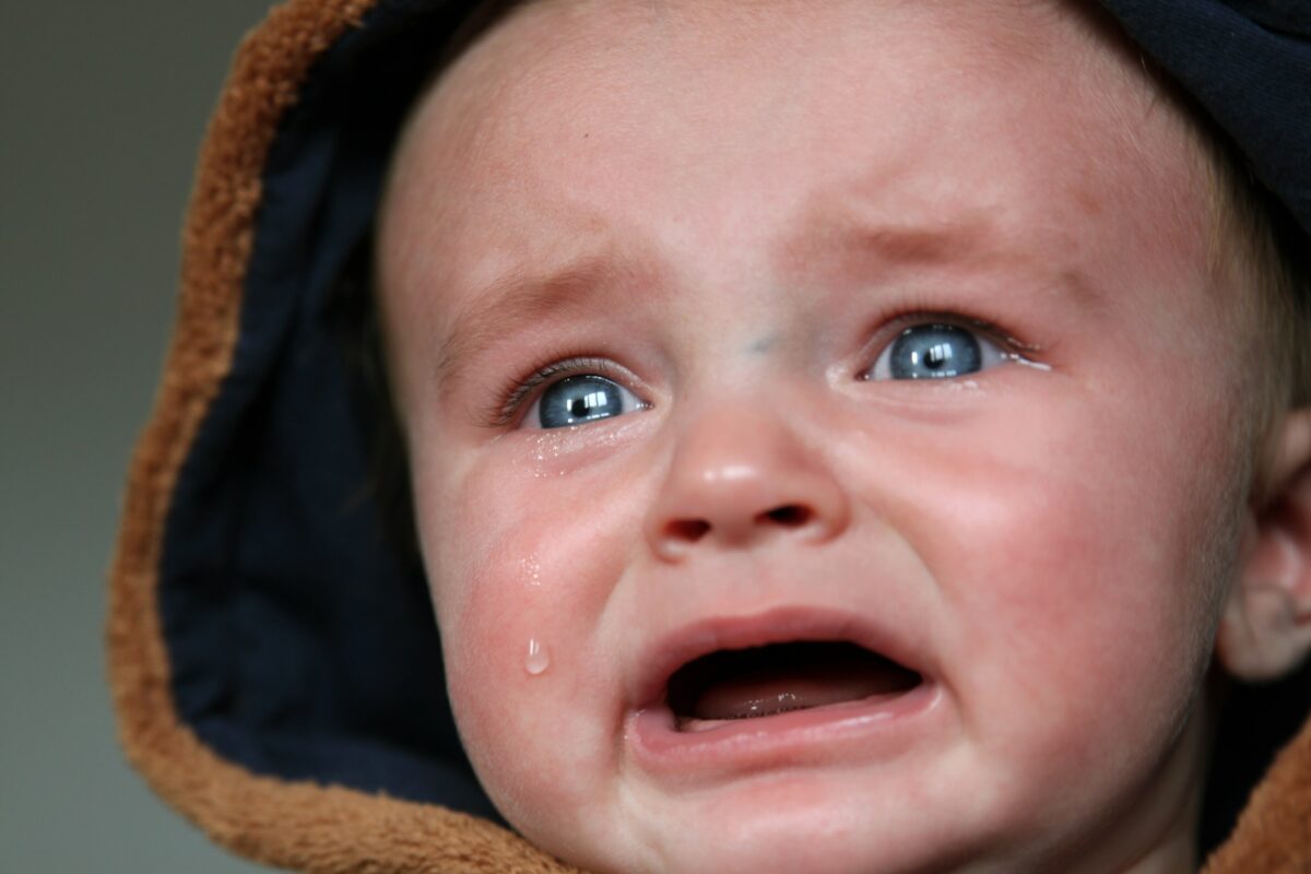 Cómo dormir a un bebé que llora, según la ciencia
