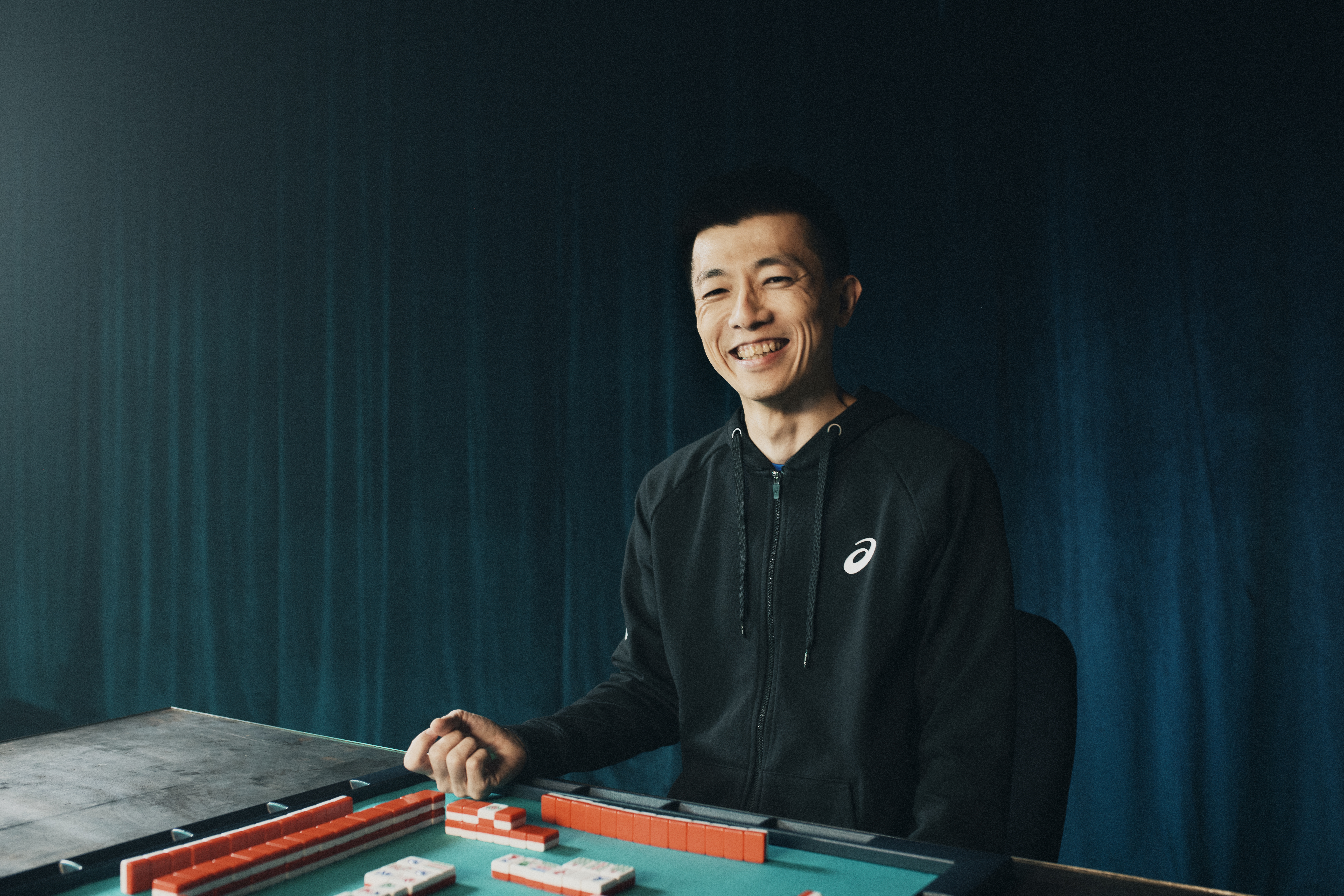 El maestro de Mahjong Ryoei Hirano en la mesa de juego