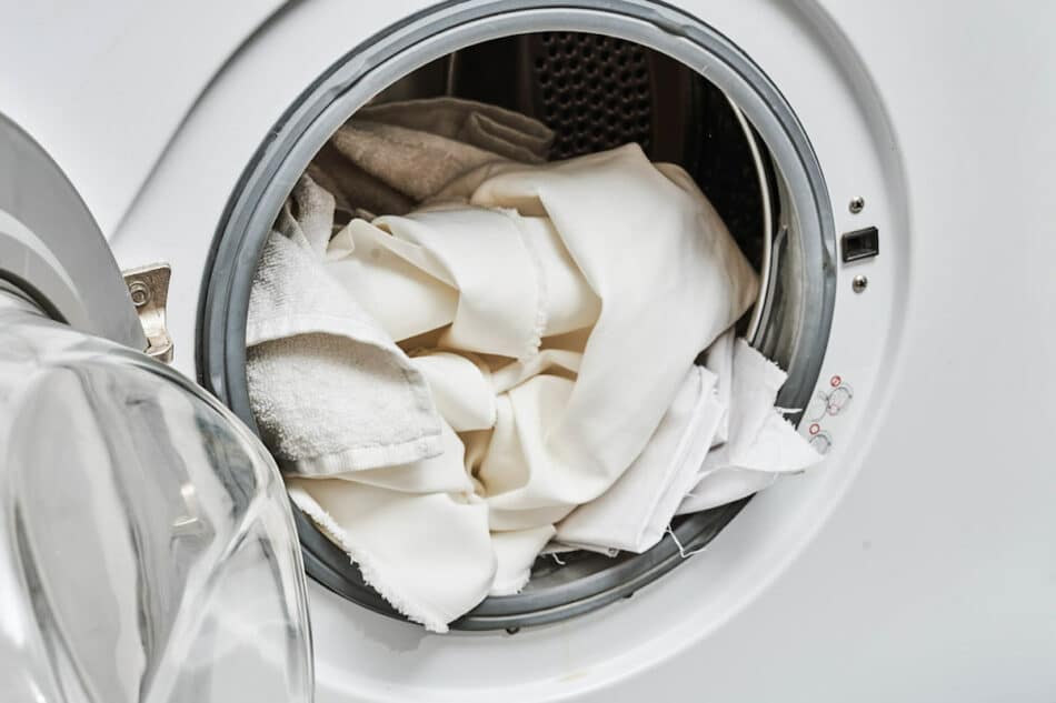 Tu ropa suelta microplásticos al lavarla, un recubrimiento podría ser la solución
