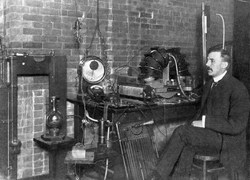 Ernest_Rutherford_1905