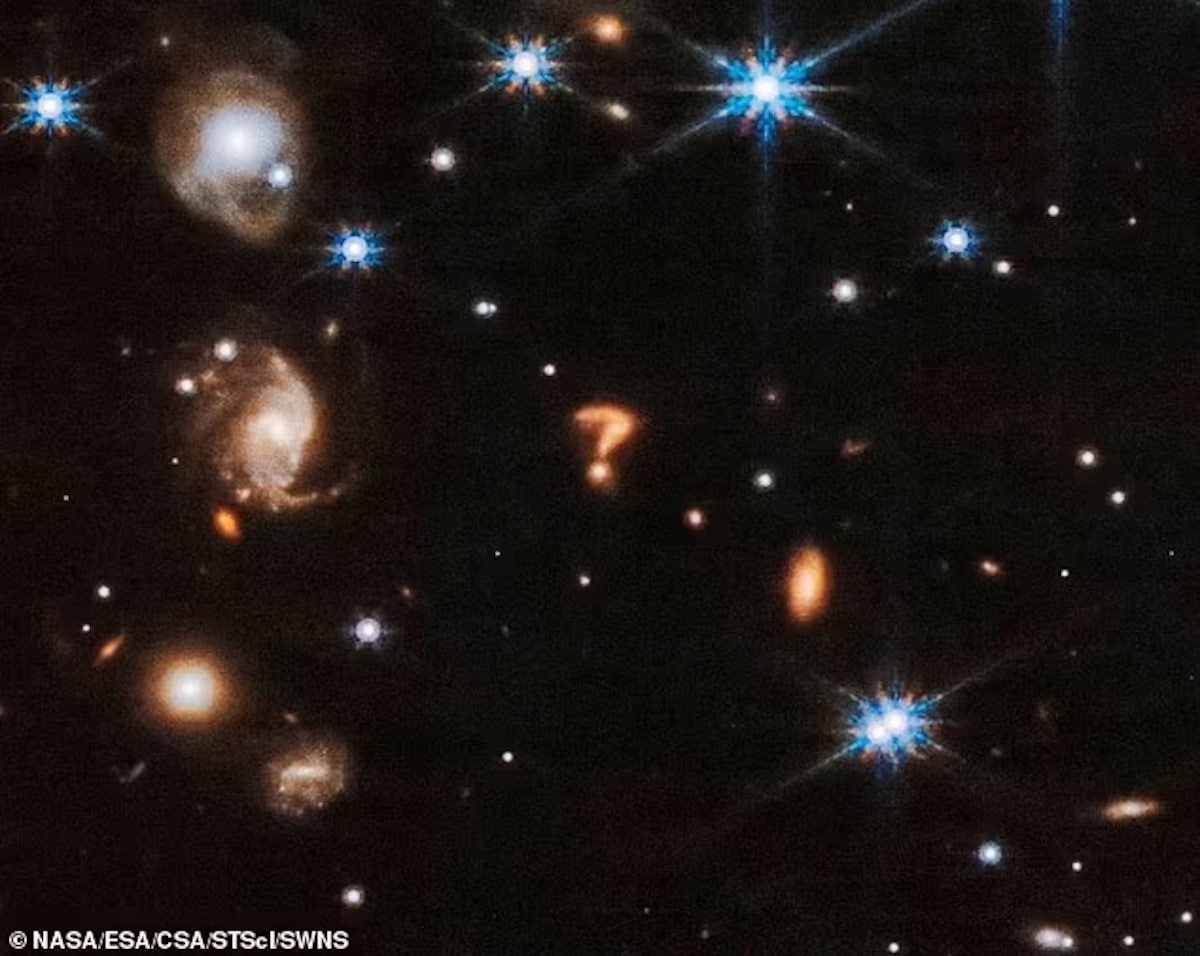 El telescopio James Webb descubre un signo de interrogación en el espacio profundo