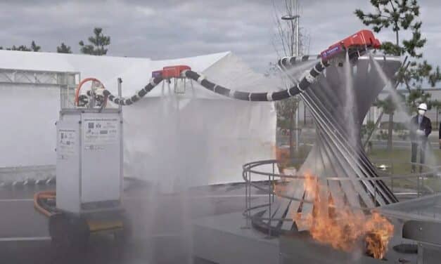 Este robot dragón volador es un bombero para luchar contra los incendios peligrosos