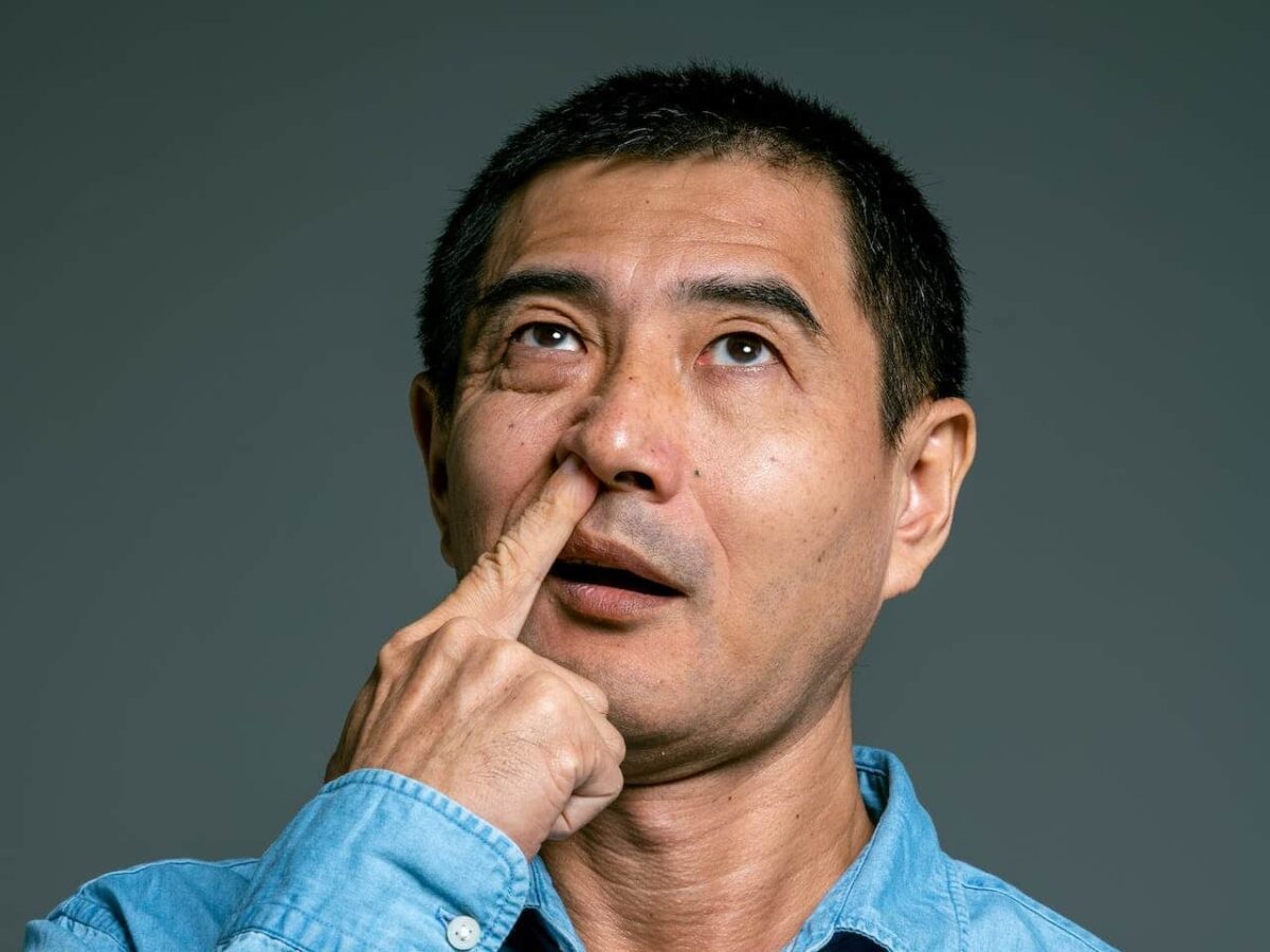 Hurgarse la nariz puede aumentar el riesgo de padecer Alzheimer