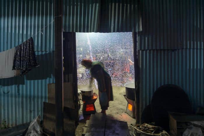 Cocina de interior que quema biomasa, Addis Abeba, Etiopía - PM 2,5 150 - 200 microgramos por metro cúbico
