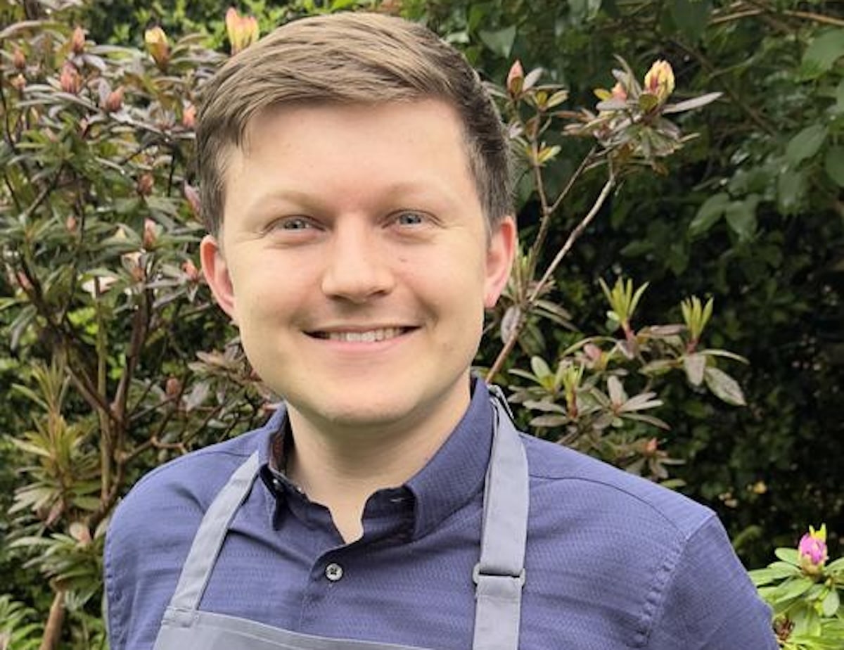 Josh Smalley, el finalista de Great British Bake Off,  analiza los paralelismos entre la química y la repostería