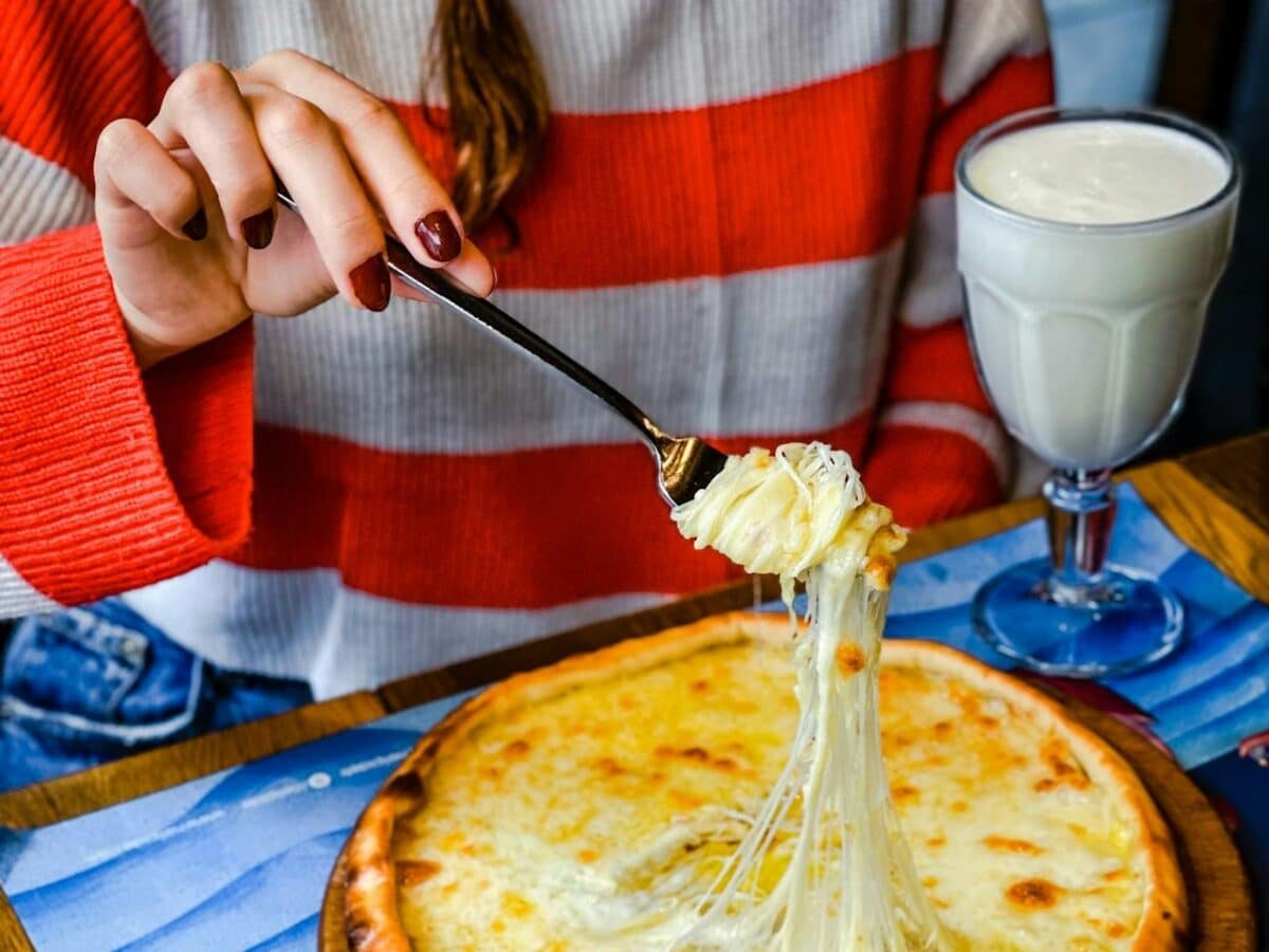 El queso ayuda a envejecer con salud, pero la televisión no